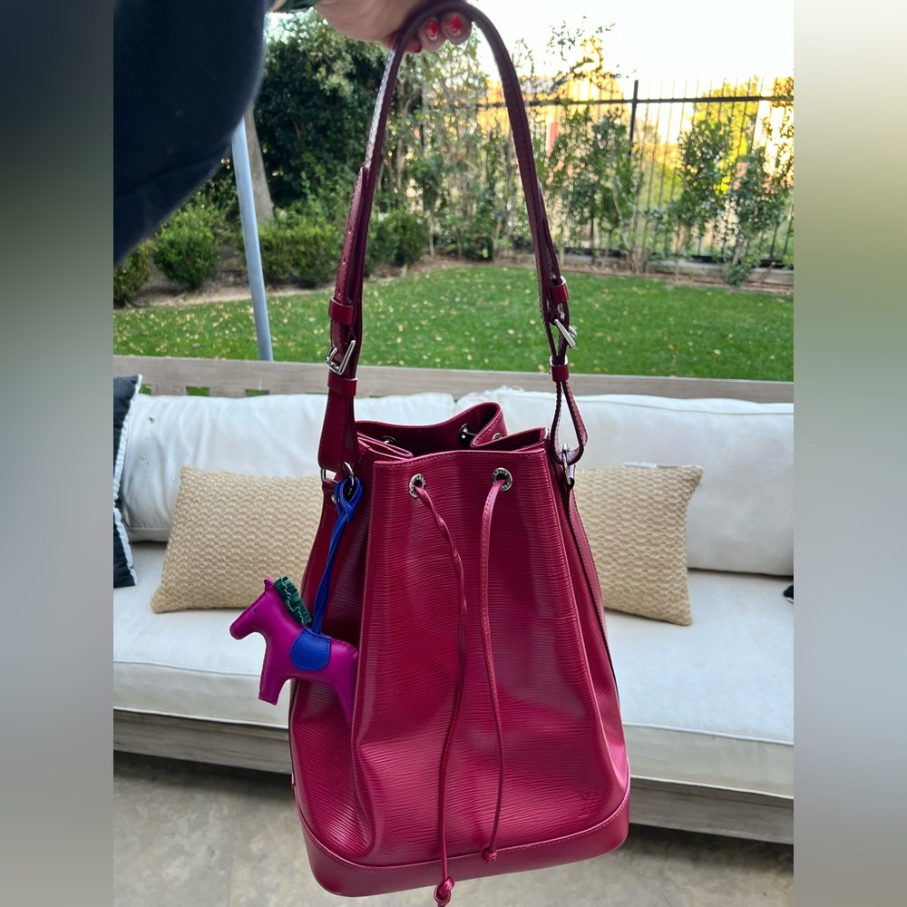 Louis Vuitton Epi Leather Noé MM , 2013 collection- great condition raspberry